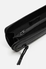 Bandolera negra con acabado engomado, compartimento principal con cierre de cremallera y bolsillo interior con cremallera. Asa de hombro ajustable y extraíble.