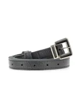 Cinturón negro de cuero con hebilla metálica cuadrada color plata.