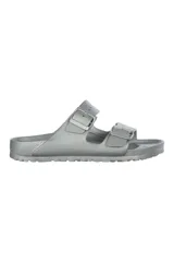 Sandalias Birkenstock Arizona Eva color gris, con dos correas ajustables con hebillas plateadas. Fabricadas en goma Eva, ultraligeras e impermeables.