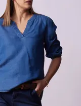 Blusa de lyocell azul, marca Alex & Parker, con cuello a la base y escote en V. Manga ¾ con terminación fruncida.
