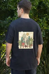 Remera negra de algodón con cuello redondo y mangas cortas. Estampado pequeño en el pecho con un diseño abstracto en tonos naranja y amarillo.