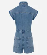 Mono corto de jean azul, con cuello camisero, cierre abotonado frontal, mangas cortas con dobladillo, trabillas en la cintura y bolsillos delanteros y traseros.