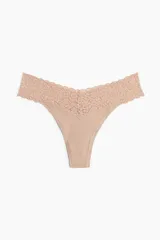 Pack de tres colaless de algodón con cintura de encaje: una negra, una color piel y una blanca.