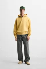 Pantalón color marrón con efecto lavado, corte relaxed fit, cinco bolsillos, aplicación de tira y bolsillo multifunción en perneras, cierre frontal con cremallera y botón.
