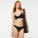 Sujetador de bikini con estampado de leopardo en tonos marrones y negros, con tirantes finos que se atan al cuello y a la espalda.