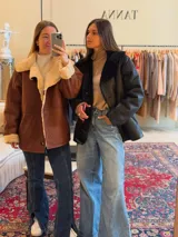 Campera de cuero color marrón con cuello y puños de piel sintética color beige.