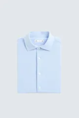 Camisa celeste a rayas verticales blancas, de corte recto, con cuello italiano abierto, mangas largas con puños abotonados y cierre frontal con botones.