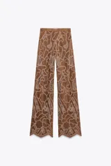 Pantalón marrón de tiro alto confeccionado en tejido efecto ante con aplicación de crochet a contraste.