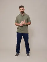Remera polo marrón de piqué de algodón con cuello clásico y tapeta de dos botones. Logo bordado en el pecho. Corte clásico.