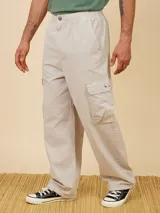 Pantalón cargo color gris, con múltiples bolsillos y corte relajado.