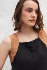 Top color crudo de lino, con breteles anchos en color blanco y corte recto.