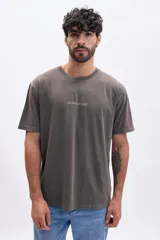 Remera de manga corta color gris oscuro con estampa frontal con la frase "Sidewalk Cafe".