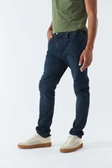Pantalón jean negro de corte recto, tiro medio, con logo bordado y presillas para cinturón.