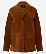 Blazer color marrón de gamuza sintética, con cuello de solapa, cierre frontal con botones y bolsillos delanteros.