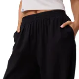 Pantalón negro de tela con corte palazzo y cintura elastizada.