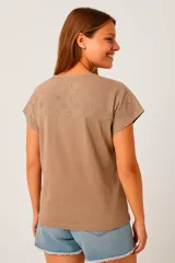 Remera gris con detalle de bordado calado en cuello y mangas cortas.