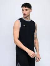 Musculosa negra con cuello redondo y sisas en gris. Logo de Umbro estampado en el pecho.