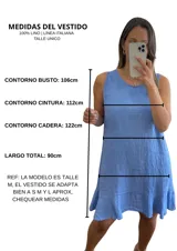 Vestido corto blanco, sin mangas, de corte suelto y con un volante en el ruedo.