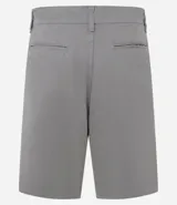 Bermuda masculina de sarga color rosado, con corte recto y bolsillos laterales.