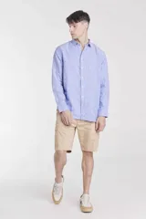 Bermuda color beige con bolsillos cargo laterales.