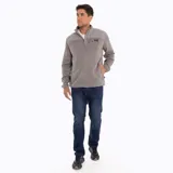 Campera polar gris con cierre frontal, cuello alto y bolsillos con cierre en el pecho y laterales.