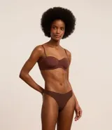 Soutien strapless color marrón, con copa hueca estructurada y tirantes finos extraíbles ajustables.