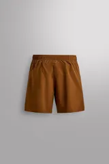 Pantalón corto deportivo color marrón oliva, con cintura elástica ajustable con cordón, bolsillos frontales y bolsillo trasero con cierre. Presenta forro interior y detalle de logo estampado en la pernera.