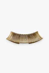 Collar tipo choker dorado con piezas metálicas en forma de barras verticales. Cierre con mosquetón y cadena de alargue.
