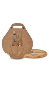 Set parrillero que incluye una tabla redonda de bamboo y cubiertos con mango de madera, dentro de una funda símil cuero color beige con costuras artesanales.