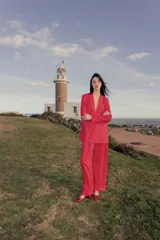 Blazer marrón con solapas de muesca, cierre frontal con botones y corte recto.