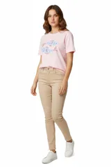 Remera blanca de algodón con estampado de plato con sardinas y texto en color lila.