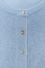 Jersey celeste de punto liso, con cuello redondo, manga larga y botones delanteros.