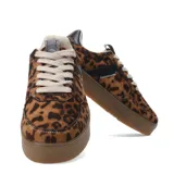 Zapatillas deportivas blancas acordonadas con suela marrón.