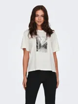 Remera blanca de corte recto y mangas cortas, con estampa fotográfica de una calle y la frase "The Streets of Love".