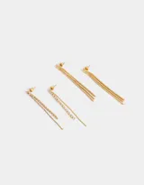 Set de dos pares de aros colgantes largos dorados. Un par con cadenas finas con strass y otro par con cadenas finas lisas.