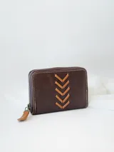 Billetera marrón de cuero con cierre metálico y diseño de espiga.