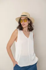 Blusa italiana tejida en lino y viscosa, color blanco, sin mangas y con escote en V.