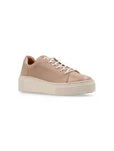 Sneaker Adelaida de cuero graneado color verde oliva, con cordones de algodón y suela elevada color crema.