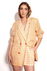 Short de lino a cuadros color naranja y blanco, estilo sastrero con calce holgado.