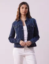Campera de jean azul oscuro, marca Baccini, con cuello solapa, abertura central con botones metálicos y bolsillos delanteros.