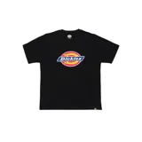 Remera negra de algodón con mangas cortas y cuello redondo. Presenta el logo circular de Dickies en el pecho, con fondo rojo y amarillo, y el nombre de la marca en azul.
