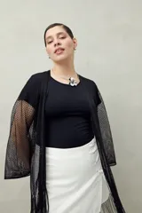 Poncho abierto negro de tejido de red con flecos largos.