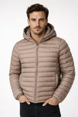 Campera acolchada negra con capucha, cierre frontal y bolsillos laterales. Presenta un diseño de costuras horizontales que crean un efecto puffer.