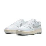 Championes urbanos Nike Gamma Force de mujer, color celeste con detalles en plateado y suela en color crema.