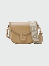 Bandolera de cuero color beige con correa ancha de tela con el logo de la marca en color crudo.