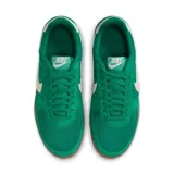 Championes Nike Field General SE color verde con detalles en blanco y suela marrón.