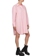 Vestido camisero Tommy Hilfiger color rosa, de corte oversize y largo hasta la rodilla. Confeccionado en algodón orgánico, con cuello inglés, cierre de botones, puños con botón y logo bordado en el puño.