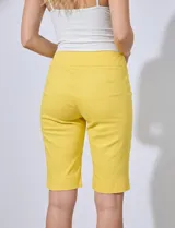 Bermuda de gabardina elastizada color celeste, marca Ruby Rd. Tiene pretina ancha elastizada, bolsillos delanteros simulados y bolsillos traseros aplicados.