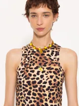 Vestido midi negro de punto canalé, sin mangas y con cuello redondo.