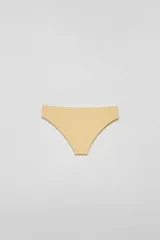 Bombacha de bikini amarilla con textura acanalada.